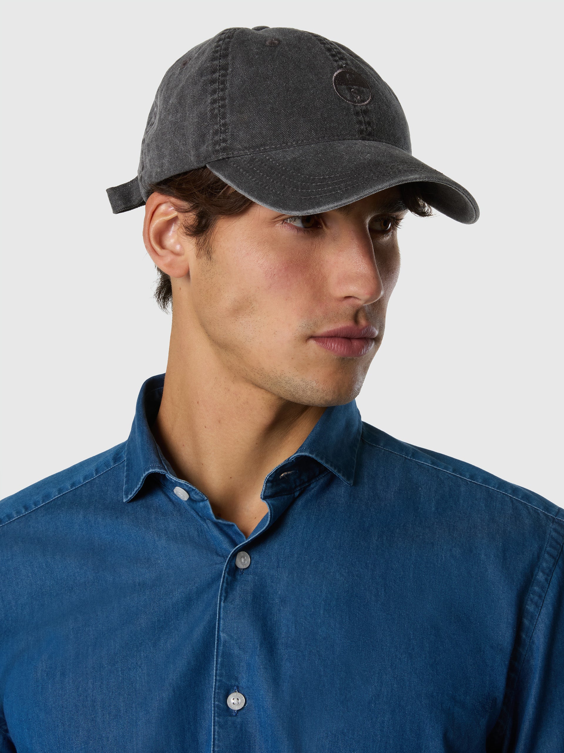 Baseball cap with embroidered logo - Image 3