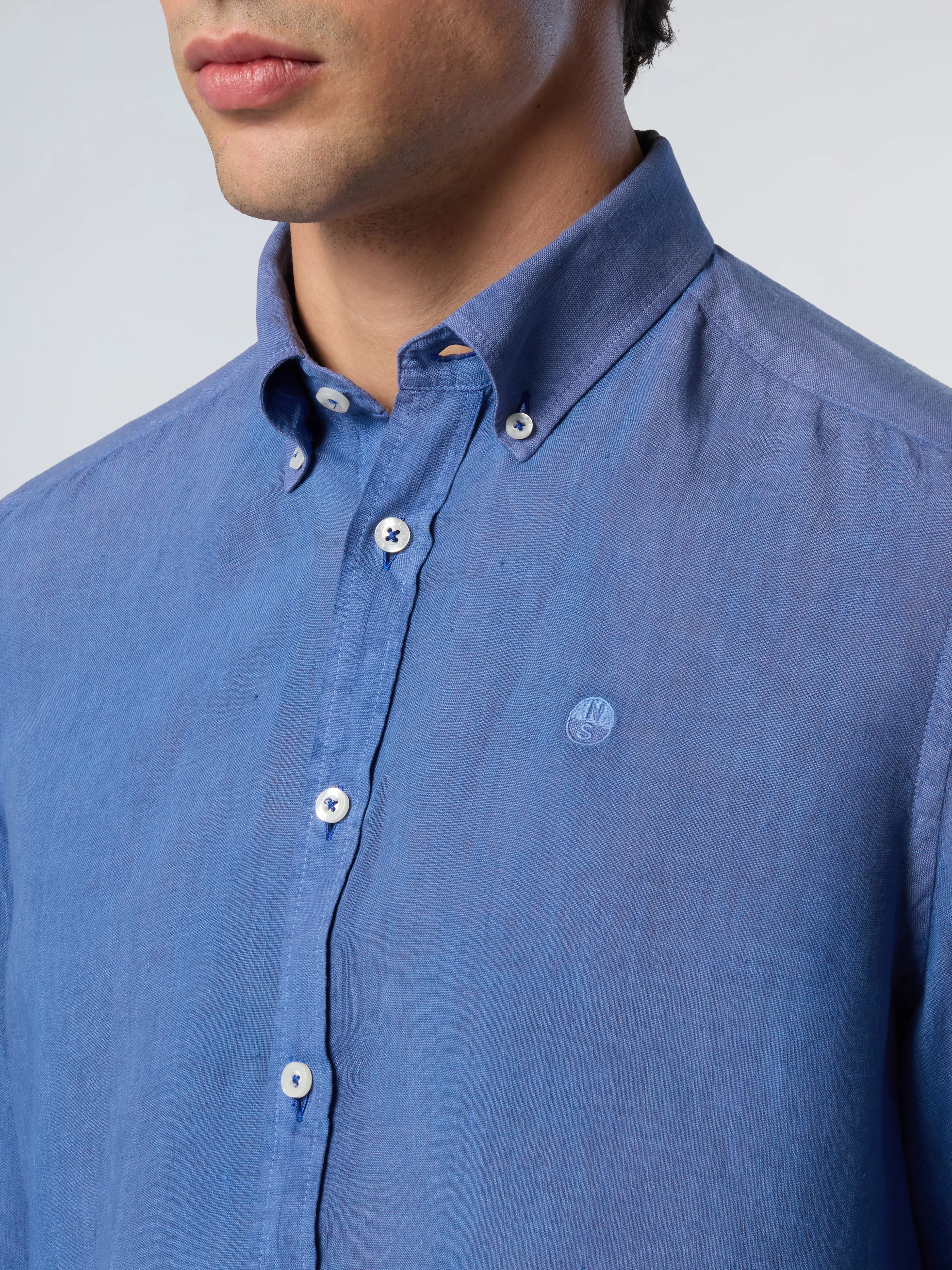 Linen shirt with corozo buttons - Image 6