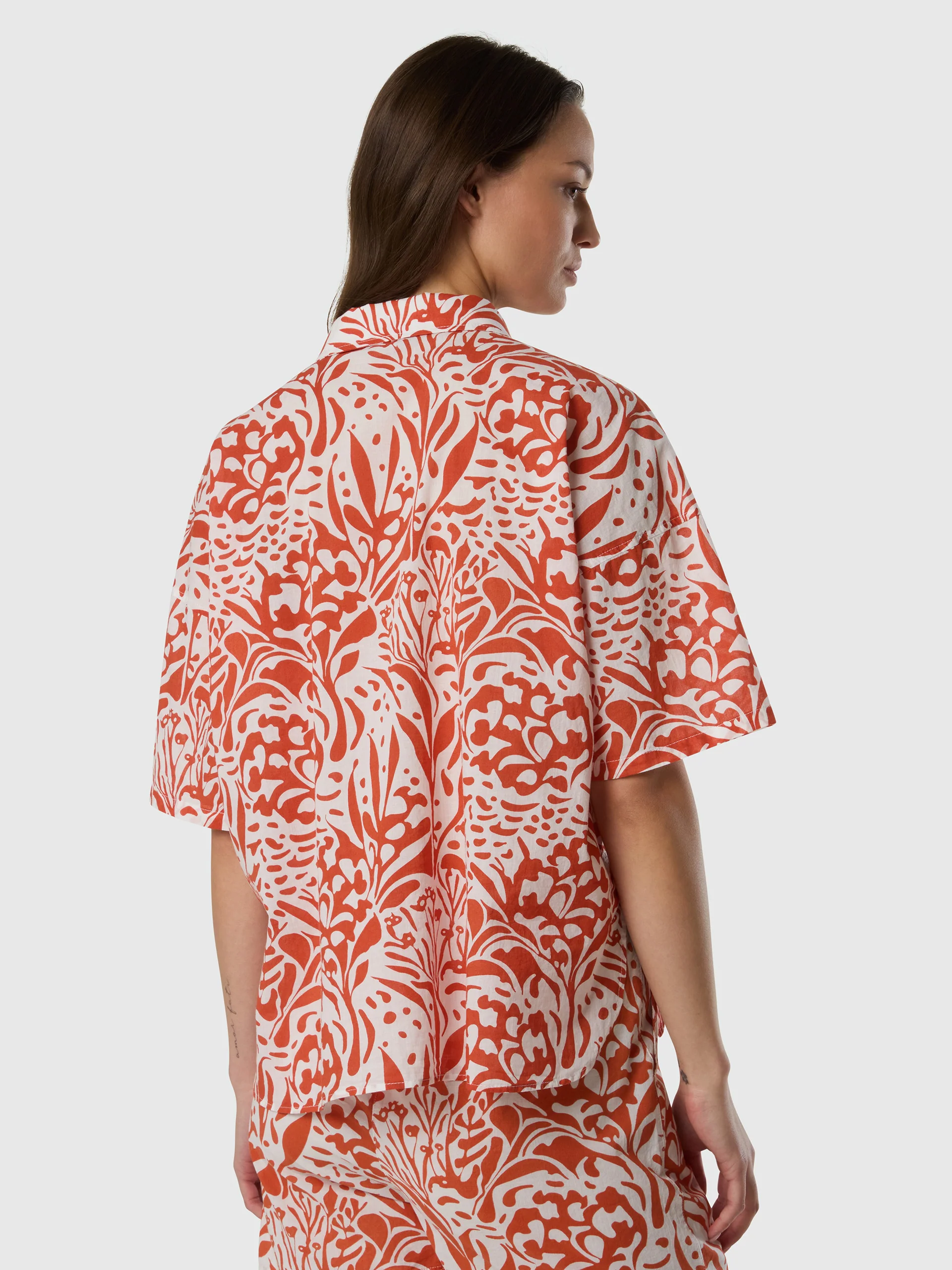 Muslin shirt with coral print - Image 10