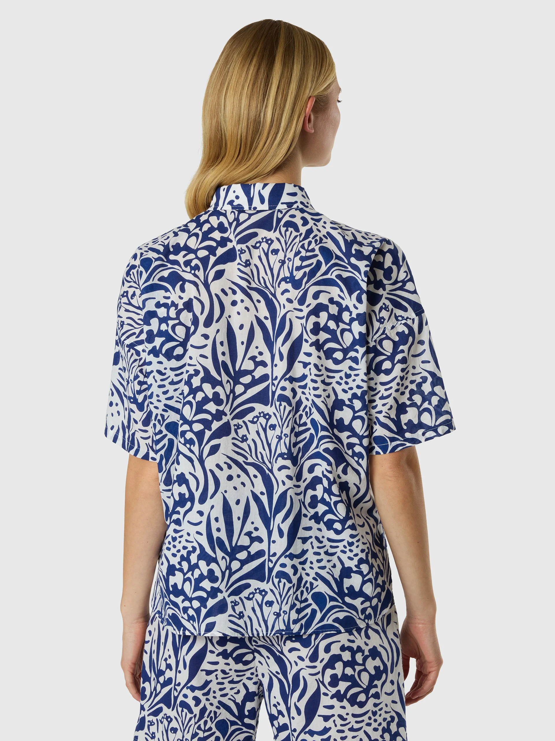 Muslin shirt with coral print - Image 4