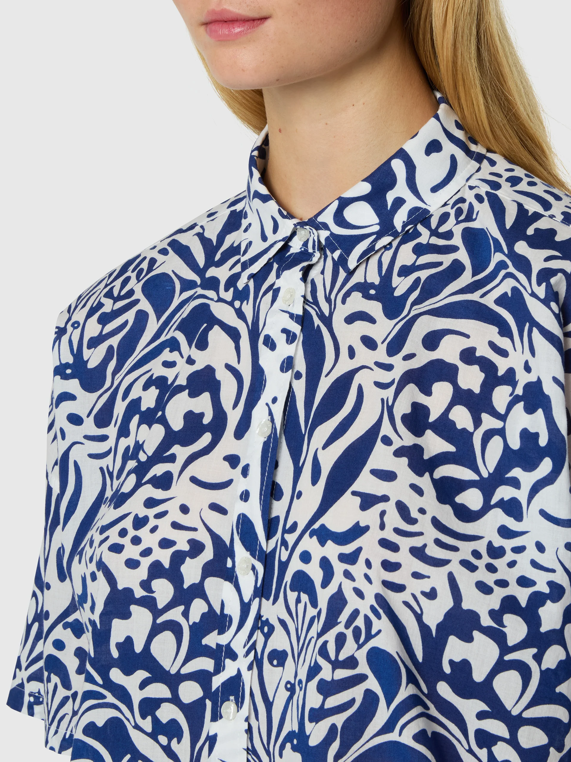 Muslin shirt with coral print - Image 6