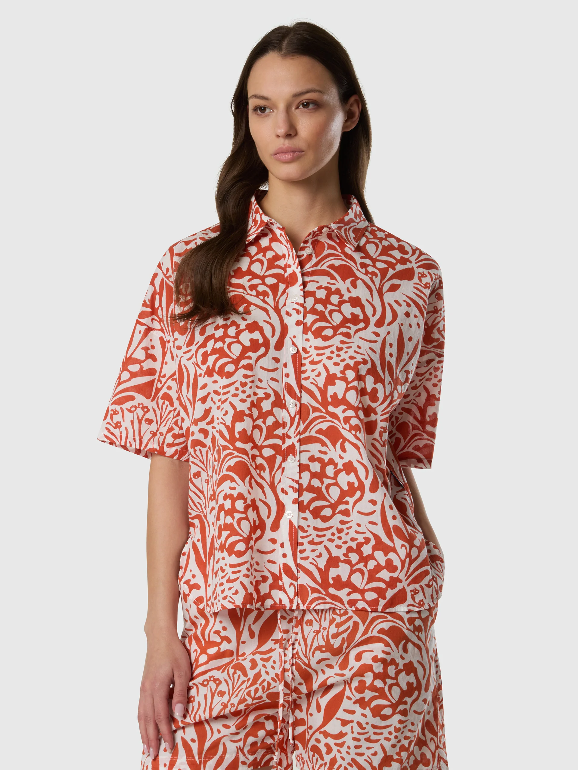Muslin shirt with coral print - Image 7