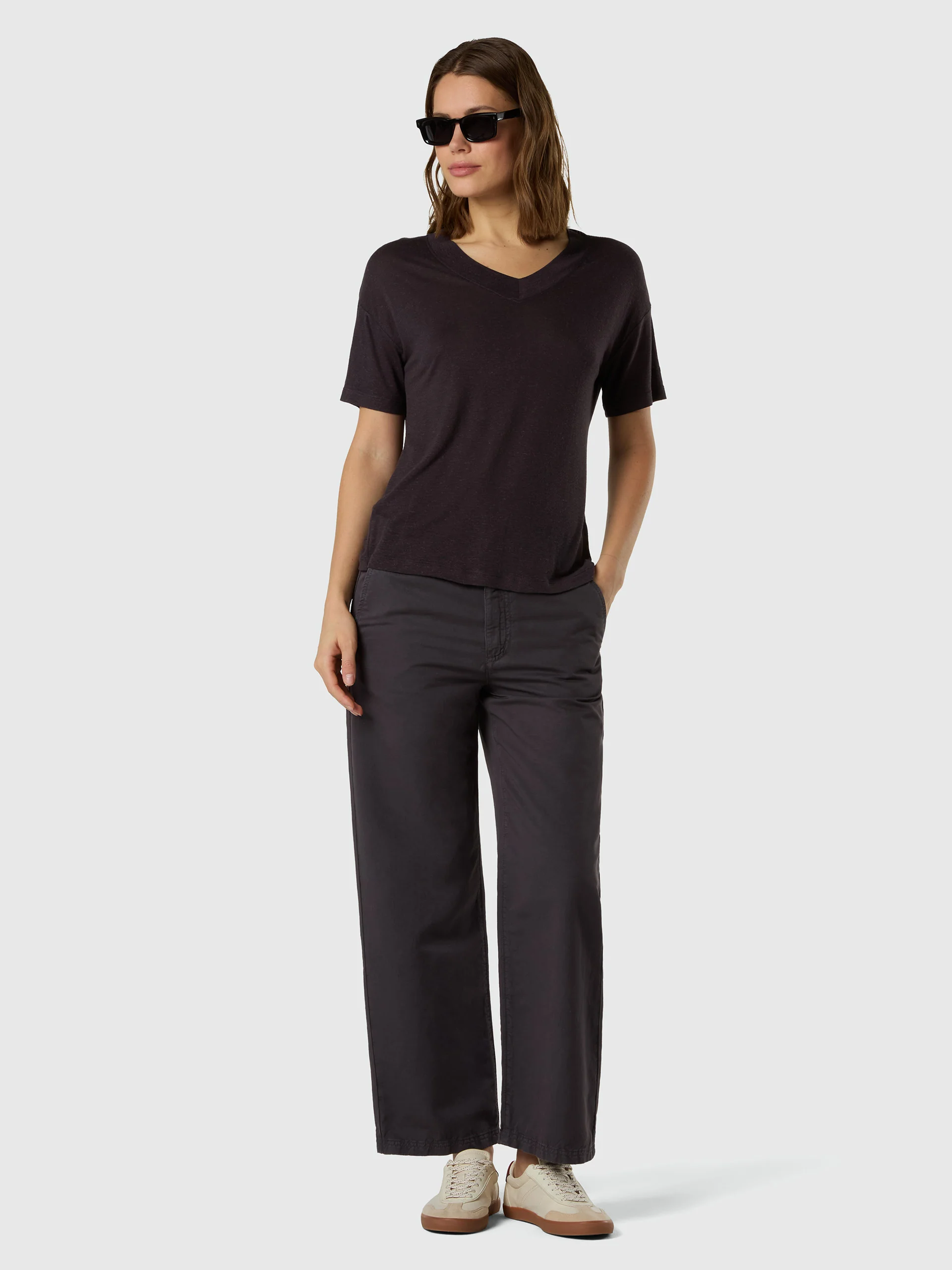 Viscose-linen V-neck T-shirt - Image 11