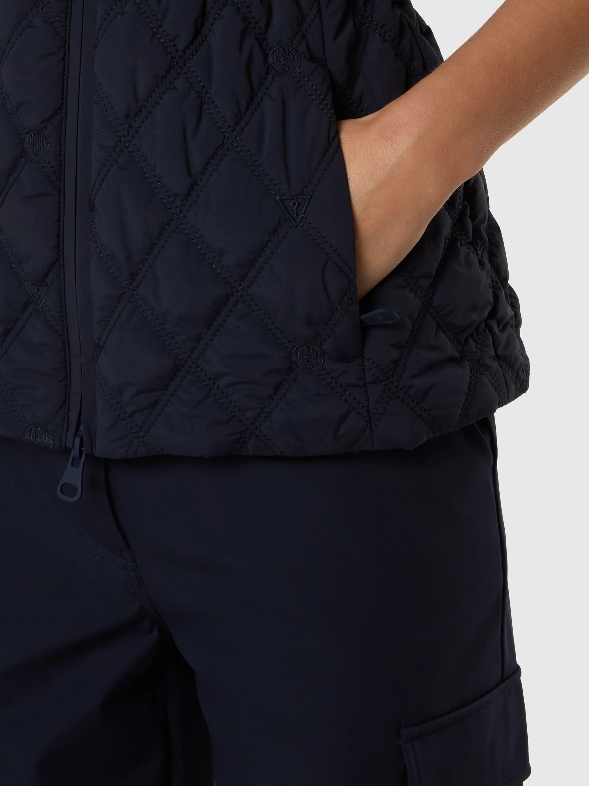 GUESS X NORTH SAILS QUILTED VEST - Image 9